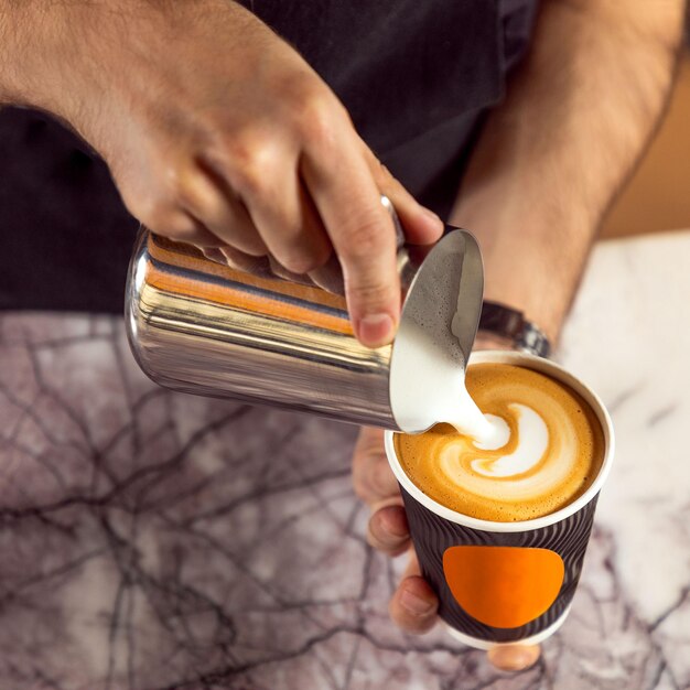 Primer plano de barista masculino haciendo café