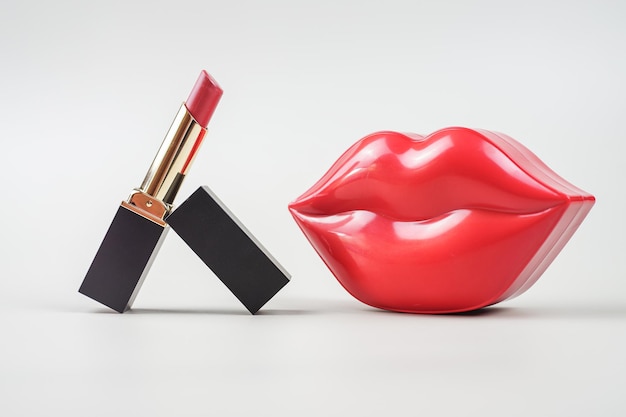 primer plano de una barra de labios sobre fondo blanco con trazado de recorte