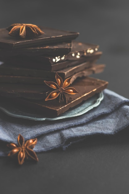 Primer plano de barras de chocolate con anís estrella en la mesa