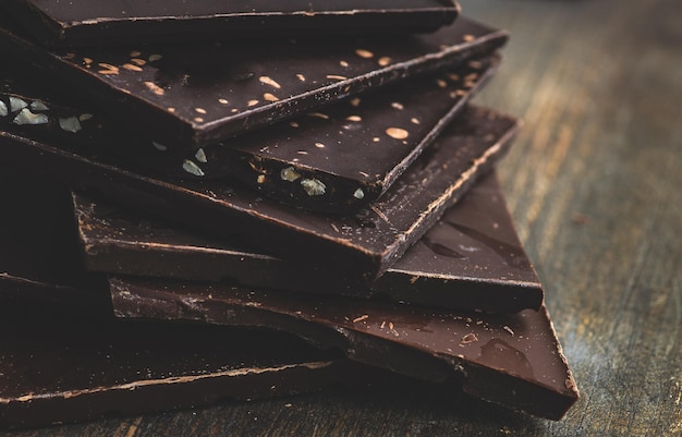 Primer plano de las barras de chocolate en la mesa