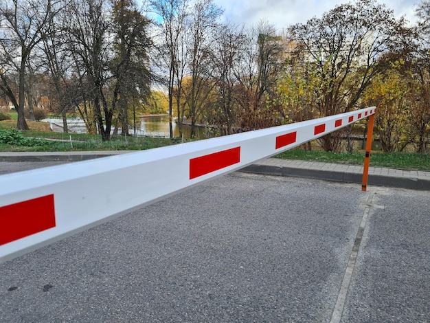 Primer plano de una barrera cerrada en el aparcamiento de la ciudad