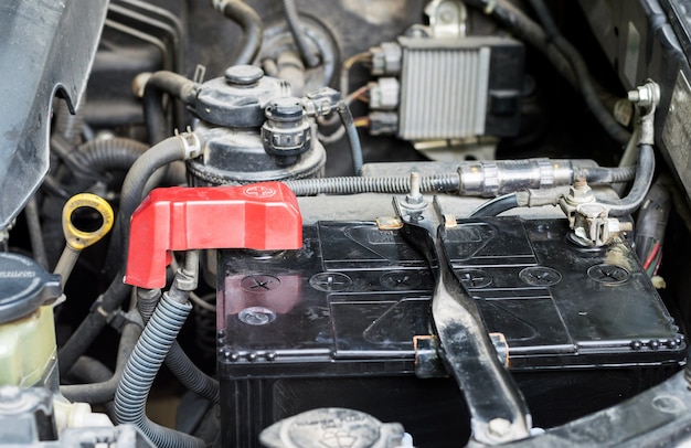 Primer plano de la batería en un automóvil.