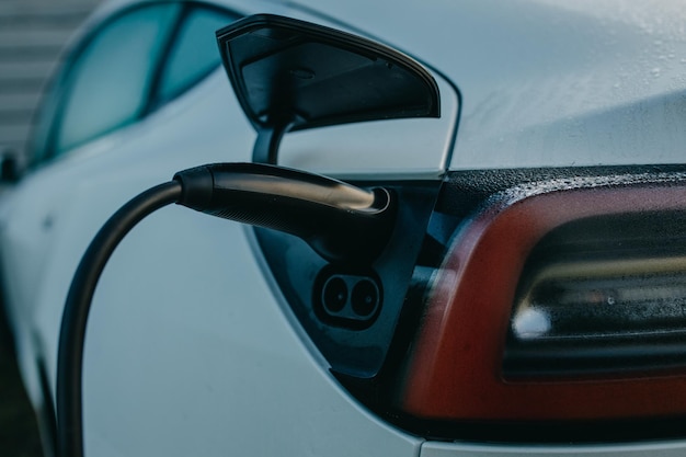 Primer plano de la batería de carga del coche