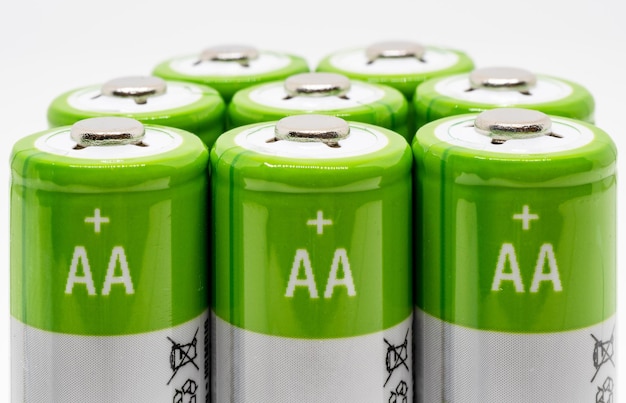 Foto primer plano de las baterías verdes sobre un fondo blanco