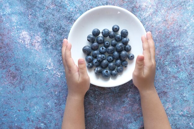 Foto un primer plano de una baya azul fresca con gotas de agua