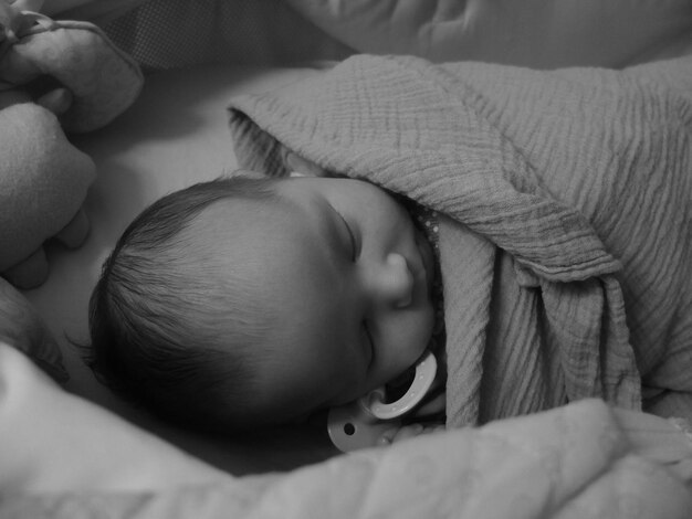 Primer plano del bebé durmiendo en la cama en casa