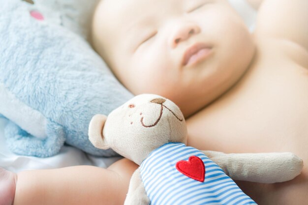 Foto primer plano del bebé durmiendo en la cama