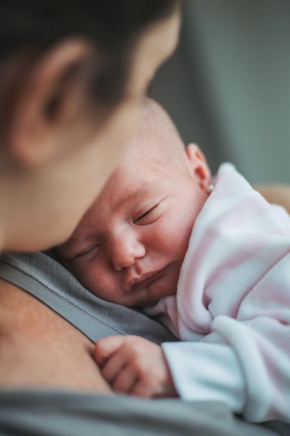 Primer plano del bebé durmiendo en casa