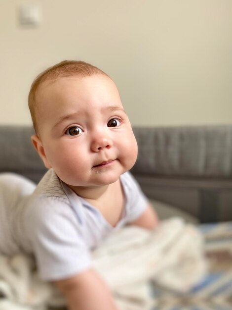 Foto primer plano de un bebé lindo en casa