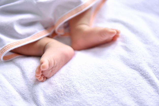 Primer plano del bebé tendido en la cama