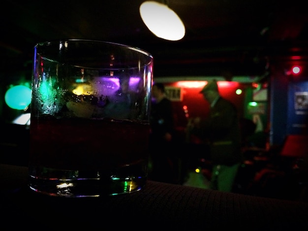Foto primer plano de una bebida en un bar