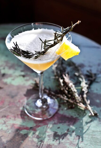 Foto primer plano de una bebida en una copa de martini en la mesa