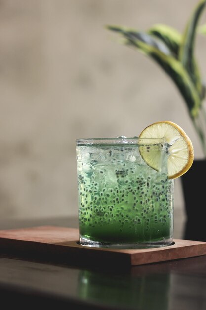 Primer plano de una bebida de limonada verde en la mesa