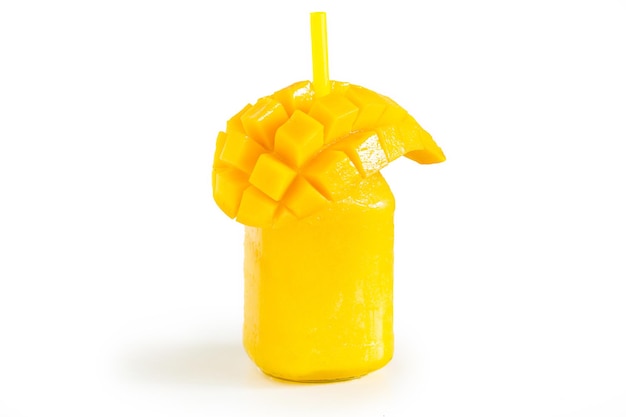 Foto primer plano de una bebida y un mango contra un fondo blanco