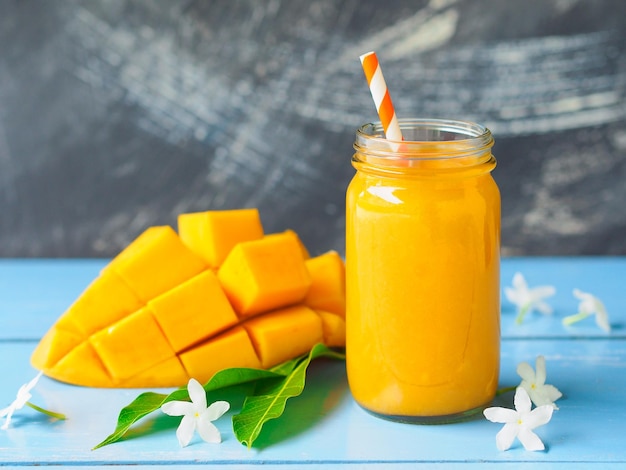 Foto primer plano de una bebida de mango en un vaso en la mesa