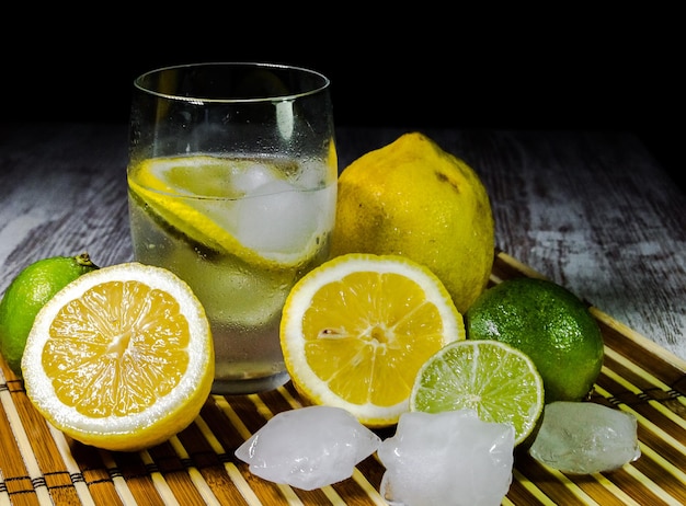 Foto primer plano de una bebida en la mesa con hielo