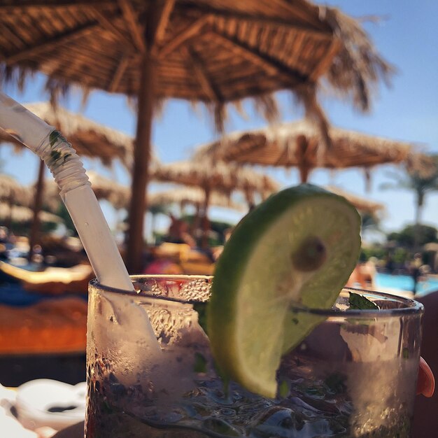 Foto primer plano de una bebida en la mesa en la playa