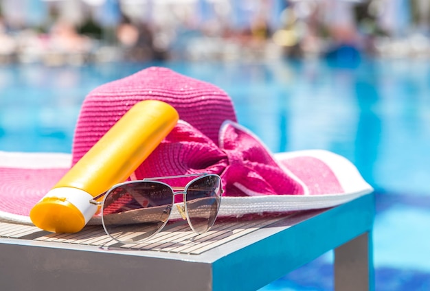 Foto primer plano de una bebida en la piscina