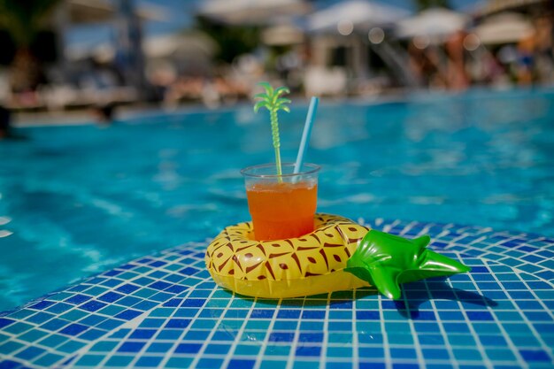 Foto primer plano de una bebida servida en la mesa de la piscina