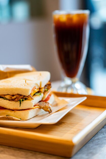 Foto primer plano de la bebida servida en la mesa