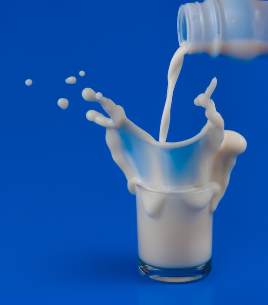 Primer plano de una bebida en vaso contra un fondo azul