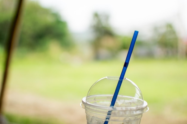 Foto primer plano de una bebida en un vaso contra un fondo borroso