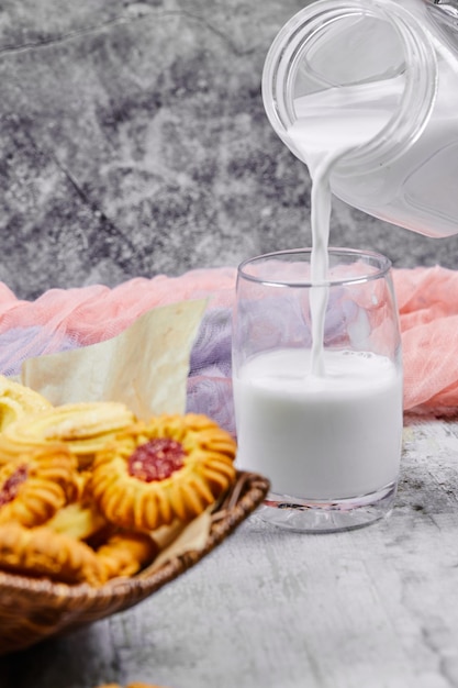 Primer plano de una bebida en un vaso sobre la mesa