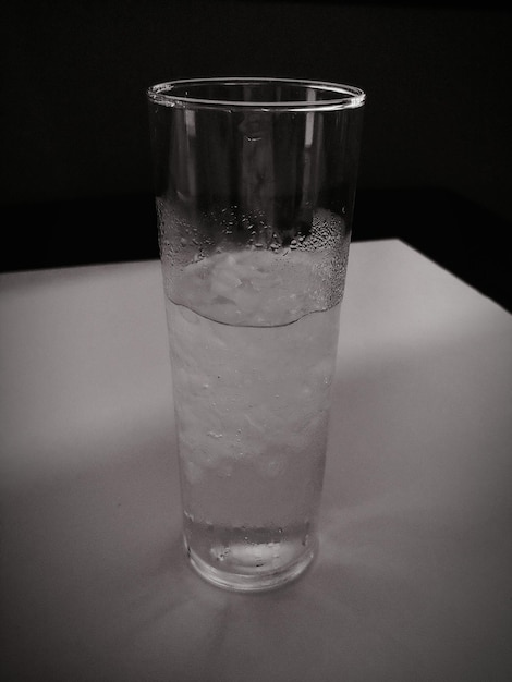 Primer plano de una bebida en un vaso sobre la mesa