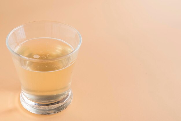 Foto primer plano de una bebida en un vaso sobre la mesa