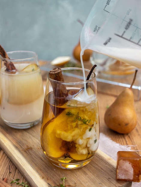 Foto primer plano de una bebida en un vaso sobre la mesa