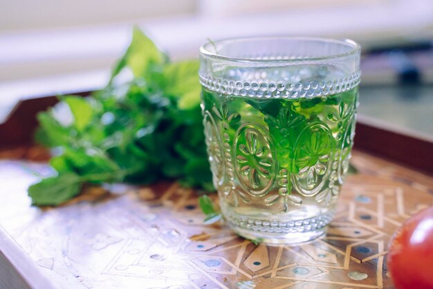 Foto primer plano de una bebida en un vaso sobre la mesa