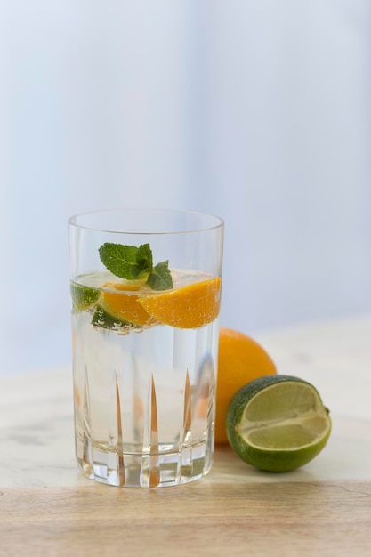 Primer plano de bebidas y cítricos en la mesa