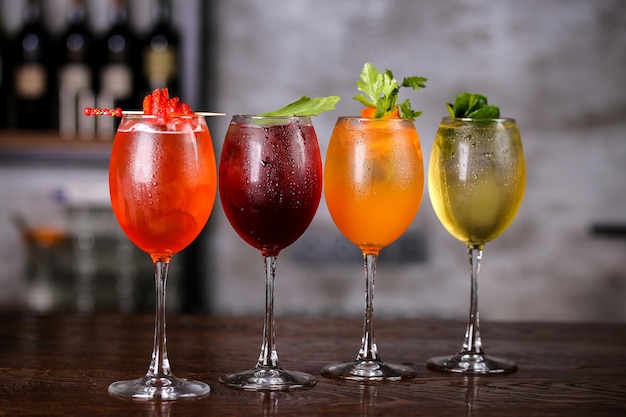 Primer plano de las bebidas coloridas en la mesa