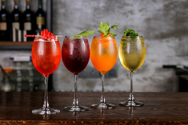 Primer plano de las bebidas coloridas en la mesa