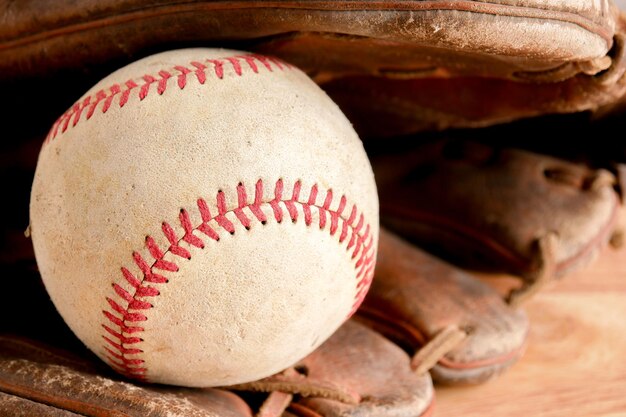 Foto primer plano de béisbol en guante