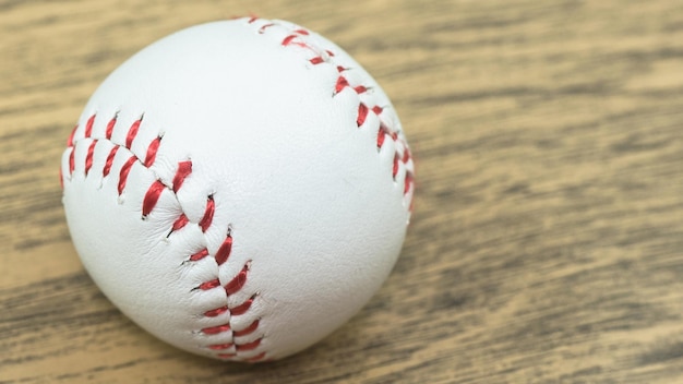 Primer plano de béisbol en una mesa de madera