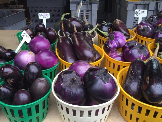 Foto primer plano de berenjenas para la venta en el mercado