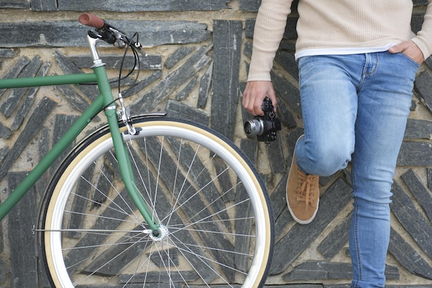 Primer plano de una bicicleta y una cámara de retención turística