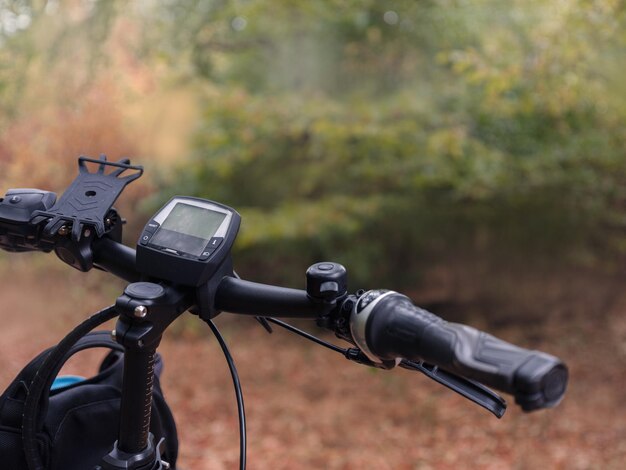 Primer plano de una bicicleta en el campo