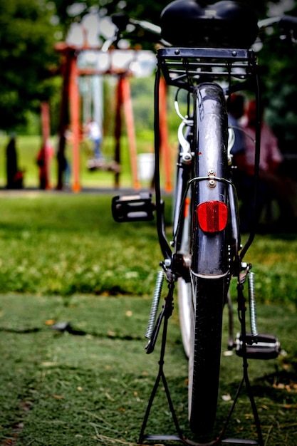 Foto primer plano de una bicicleta en el campo