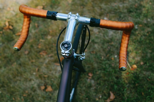 Primer plano de una bicicleta en el césped