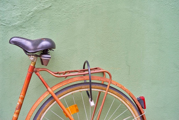 Foto primer plano de la bicicleta contra la pared