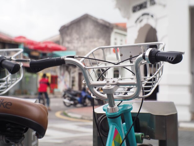 Primer plano de una bicicleta estacionada en la calle