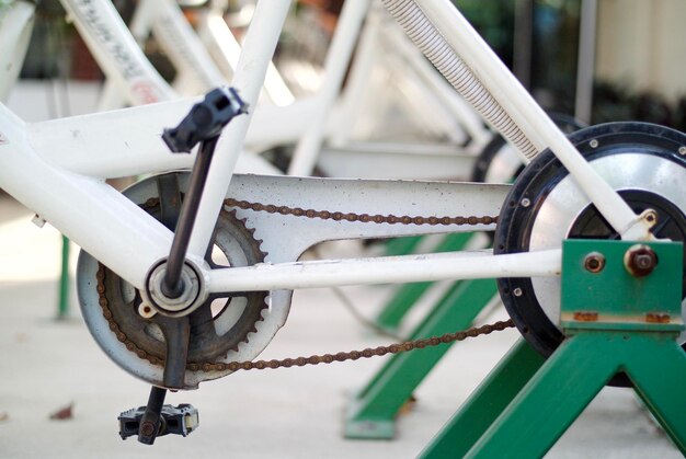 Foto primer plano de una bicicleta estacionada en la carretera