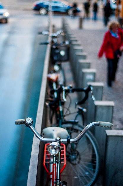 Foto primer plano de una bicicleta estacionada en la ciudad