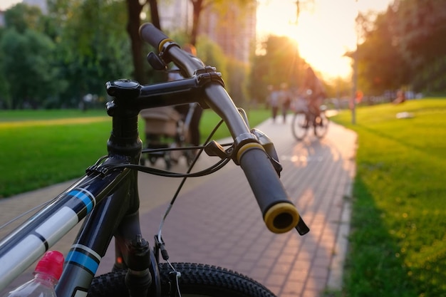 Primer plano de bicicleta en el parque de la ciudad al atardecer Estilo de vida deportivo