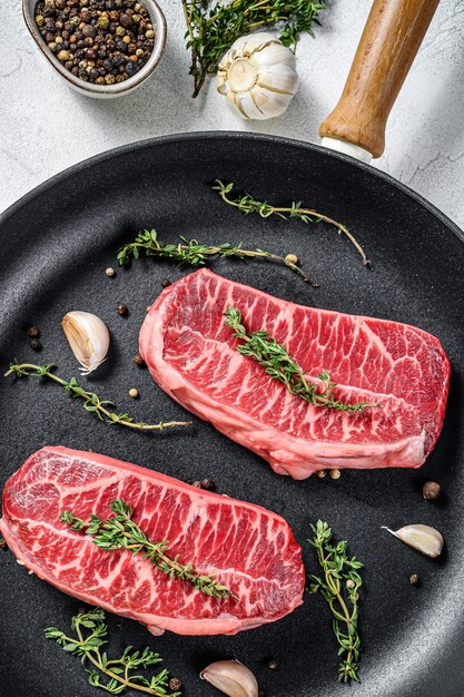 Primer plano de bistec de carne orgánica cruda