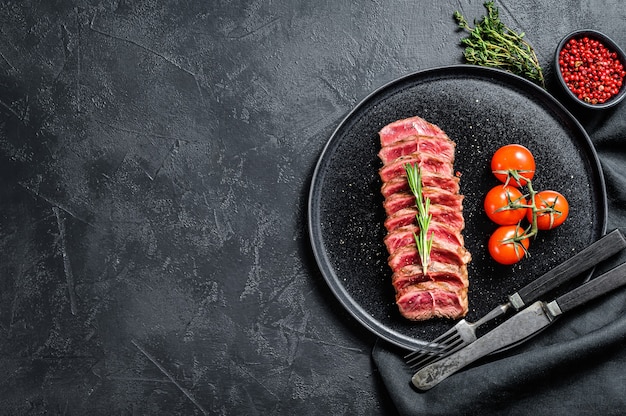 Primer plano de bistec de carne orgánica cruda