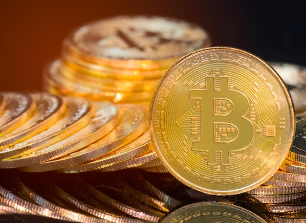 Primer plano de bitcoin contra un fondo negro