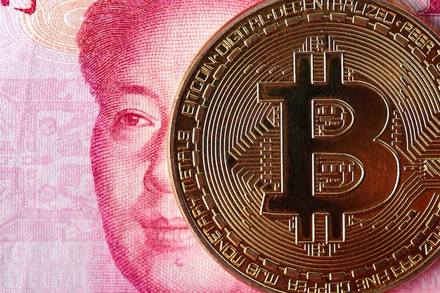 Primer plano de Bitcoin y dinero de Yuan chino. Concepto de inversión en moneda virtual digital de internet
